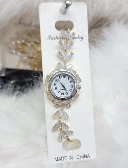 ساعة كريستال أنيقة 